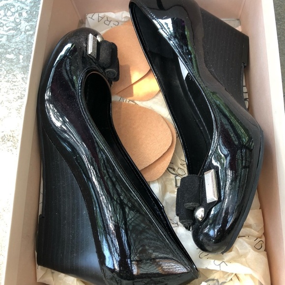 New BCBG Black Patent Leather Wedges 5.5 - Picture 4 of 4